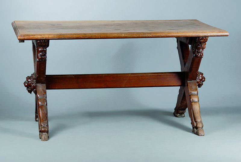 Tisch, deutsch, um 1890, Eiche massiv, nach Renaissancevorbild, Beine m. Löwenköpfen, Alterssch., ca. 80x154x95 cm