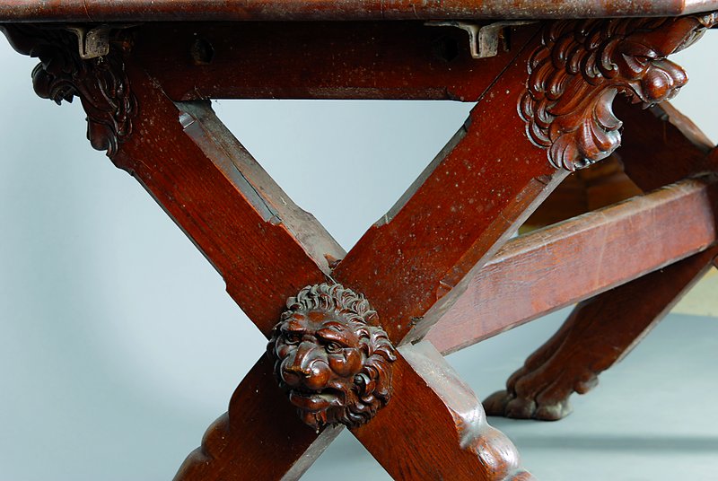 Detail a: Tisch, deutsch, um 1890, Eiche massiv, nach Renaissancevorbild, Beine m. Löwenköpfen, Alterssch., ca. 80x154x95 cm