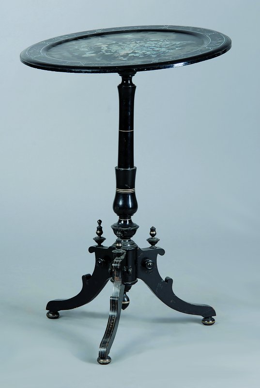 Ziertisch, England, um 1840/50, schwarz gefasst, Deckplatte m. reichen Perlmutteinlagen, abstrakt floral, st. Gebr. -Sp., H. 75 cm, D. 52 cm