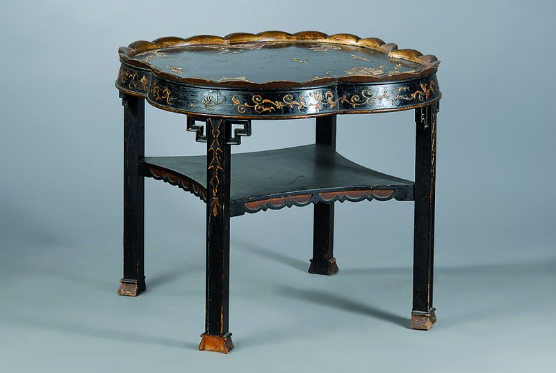 Beistelltisch, deutsch, um 1925/28, sog. Chinoiserie, schwarz gelackt, reiche Malereien st. Gebr.-Sp., Bemalung teils besch., ca. 65x73x73 cm