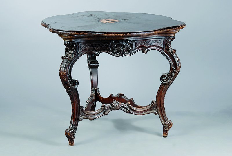 Beistelltisch, wohl Frankreich, um 1890, Rokokostil, Nußbaum/Eiche, allseitig geschweift, reich geschnitzt, größere Furnierteile fehlen, ...