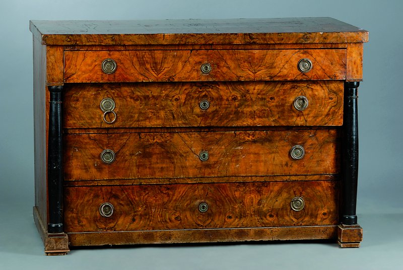 Kommode, süddeutsch, um 1810, Korpus Weichholz, Wurzelnußfurnier, 4-schübig, orig. Beschläge, ohne Schlösser bzw. Schlüssel, Furniersch., ...