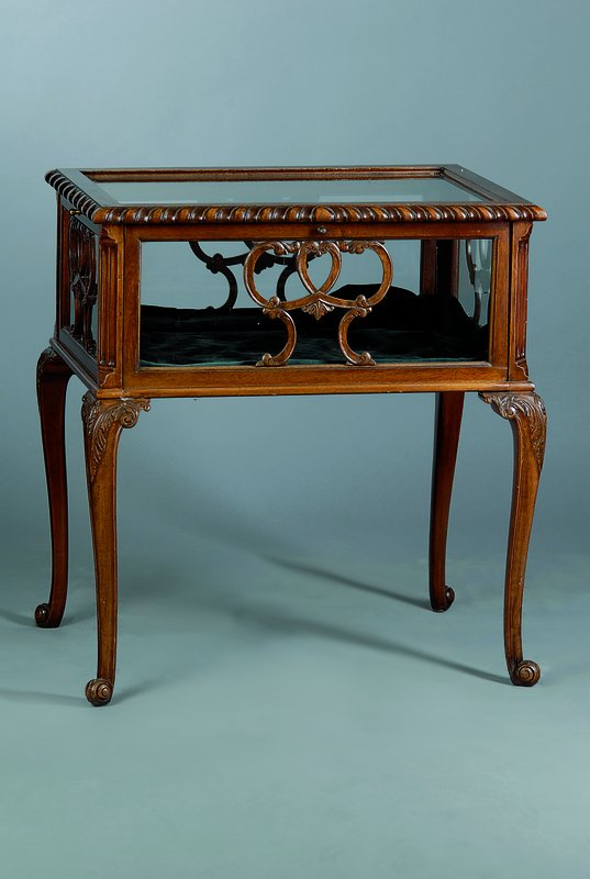 Teetisch, wohl England, um 1890, Nußbaum aufMahagoni gebeizt, allseitig geschweift und verglast, st. Gebr.-Sp., ca. 76x70x49 cm