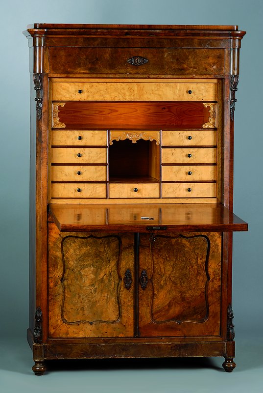 Standsekretär, süddeutsch, um 1835/40, Korpus Weichholz, Wurzelnußfurnier, sog. Brezelfüllungen, gepresste Lederbeschl., teilsbesch., reiche ...