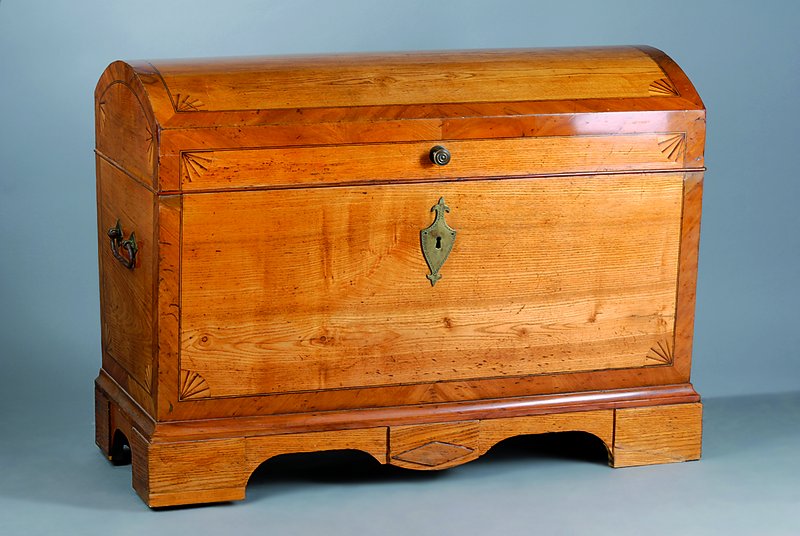 Buckeltruhe, deutsch, um 1780, Esche/Nußbaum, Bandintarsien, Eckzwickel m. fächerförmigen Intarsien, seitl. Eisengriffe, Furniersch., st ...