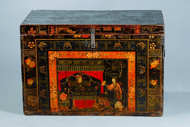 Truhe, Asien, um 1900, schwarz gefasst, orig. Bemalung, ohne Schlüssel, schwundrissig, Alterssch., ca. 58x87x55 cm