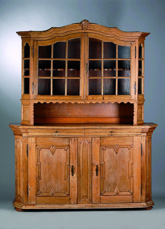 Aufsatzvitrine, mitteldeutsch, um 1760, Teile im 19. Jh. ergänzt, Eiche massiv, Unterteil 2-türig, 2-schübig, Oberteil 2-türigverglast und ...