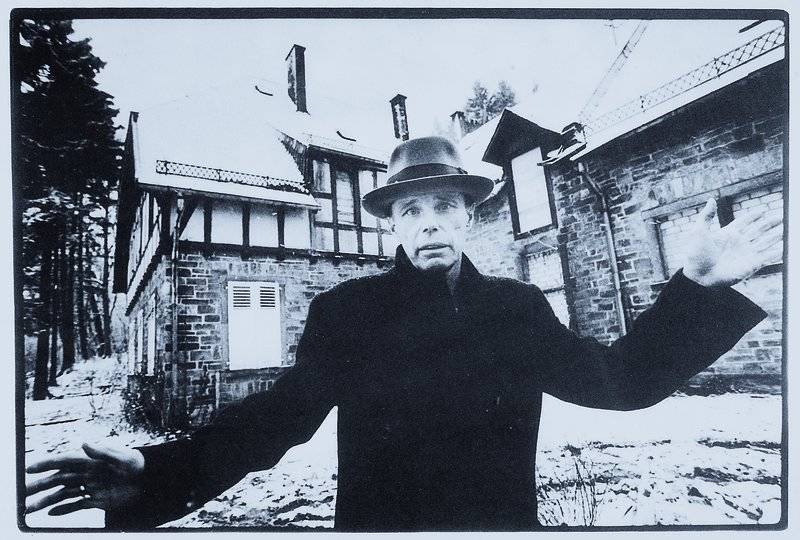 Joseph Beuys, 1921 Krefeld - 1986 Düsseldorf , Selbstdarstellung, Offsetdruck, handsigniert,ca. 31x29 cm, Rahmen
