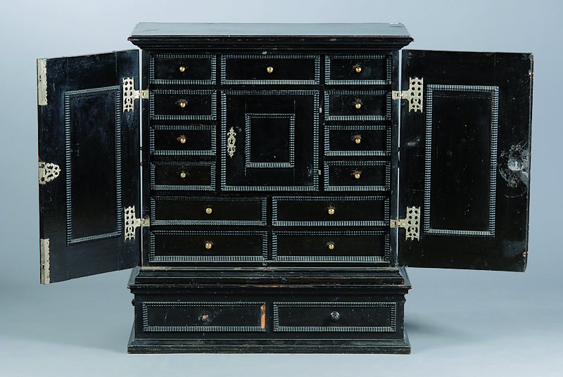Oberteil Tabernakelsekretär, deutsch um 1700/20, Korpus Weichholz, tragende Teile Buche massiv, schwarz gelackt, kassettiert, zeittyp. in sich ...