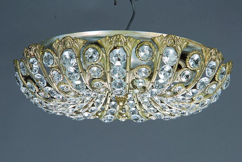 Deckenlampe, Spanien, um 1930-35, verspiegelter Deckenabschlussplatte, flacher, massiver mit durchbrochenem Blattwerk versehenem Korpus aus ...
