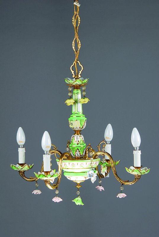 Deckenleuchter im gründerzeitlichen Stil, um 1930-35, grüngrundiges Feinsteingut mit Goldstaffierung bzw. Blumendekor polychrom bemalt, vier ...