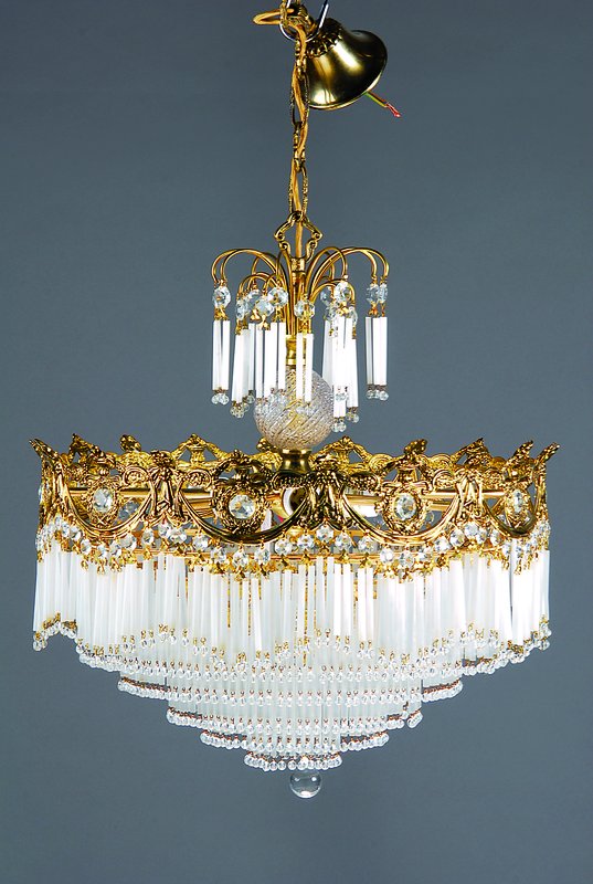 Deckenlüster, Spanien, 30er Jahre, breites mit Blüten u. Blattdekor gearbeitetes Messing Rondell, bestückt mit facettierten Prismen nebst feinen ...