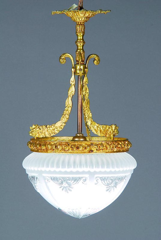 Kleine Deckenlampe, Spanien, um 1920-30, an massiven Messingkorpus halbplastische Verzierungen, satinierter Glaslampenschirm aus der Zeit, darin eine ...