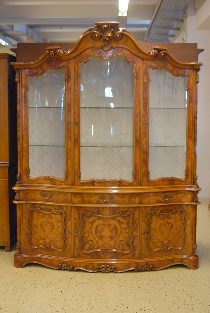 Aufsatzvitrine, Italien, 70er Jahre, florentiner Barockstil, Wurzelnußfurnier gespiegelt verlegt, reiche florale Intarsien, Unterteil 3-türig, ...
