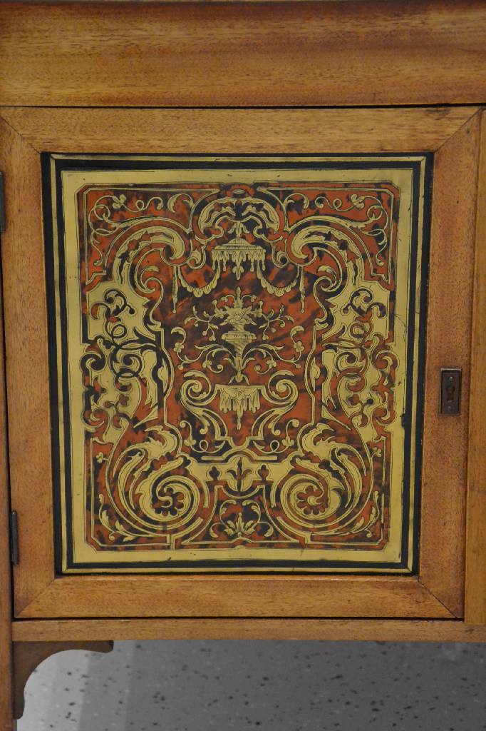 Detail a: Jugendstilhalbschrank mit Boulefüllungen aus der 2. Hälfte des 19. Jh., Satinholz auf Mahagoni gebeizt, 2-türig, Gebr.-Sp., ca. 78x88x57 cm