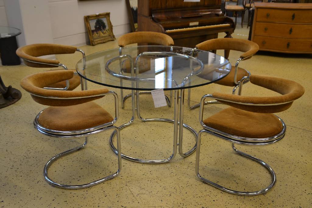 Detail a: Designersitzgruppe, 60/70er Jahre, best. ausGlastisch und 5 Freischwingern, Stahlrohr, Samtbezug l. verschmutzt, qualitätvolle Verarbeitung, Tisch ...