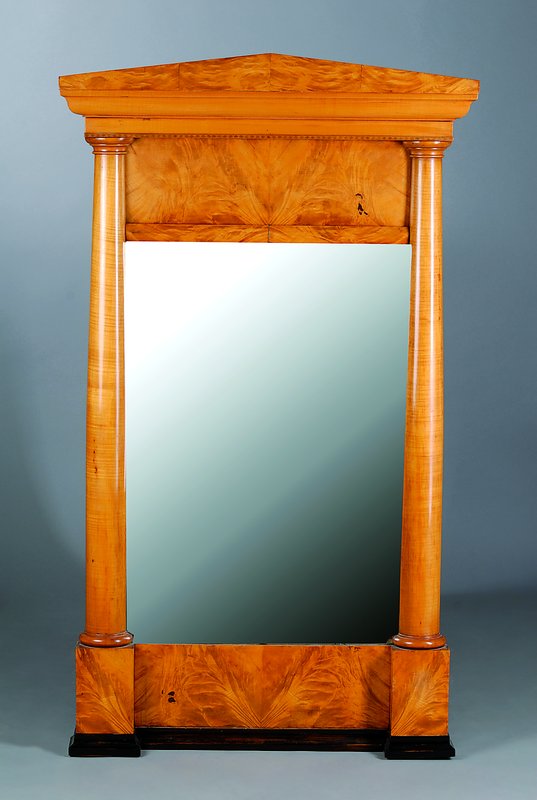 Spiegel, Biedermeier, um 1820, helles Mahagonifurnier, Kopf mit Bandintarsien, Lisenen mit Halbsäulen, Gebr.-Sp., ca. 141x82 cm