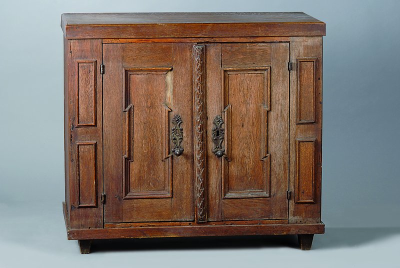 Halbschrank, Hessen, um 1730/40, Eiche massiv, 2-türig, Eiche massiv, Inlets getreppt, 1 Leistenteil fehlt, Teile im 19. Jh. ergänzt, st. ...