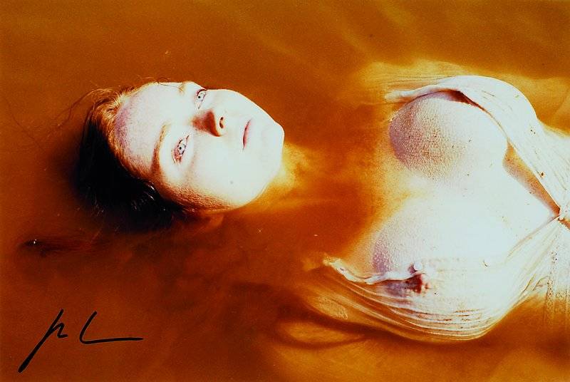 Jürgen Teller, geb. 1964, deutscher Fotograf , Lily Cole Mud water, Farbfotografie, handsigniert, ca. 29,5x20 cm