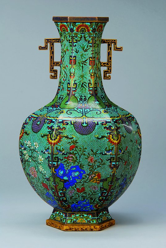 Achtkantvase, China, um 1760/70, Bronze/Bronzedrähte, Untergrund türkisblau mit Swastika, Lotus-und Bischeibendekor in den Farben der Rosa Familie, ...