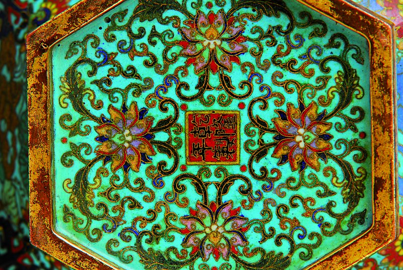 Detail a: Achtkantvase, China, um 1760/70, Bronze/Bronzedrähte, Untergrund türkisblau mit Swastika, Lotus-und Bischeibendekor in den Farben der Rosa Familie, ...
