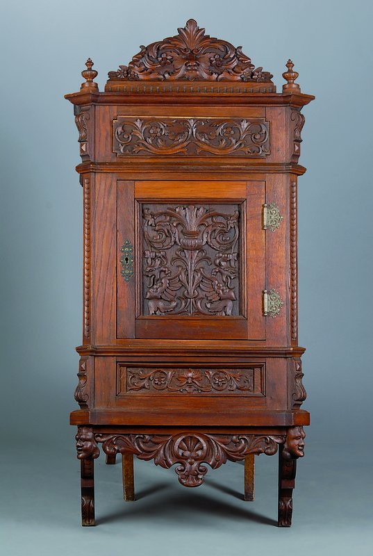 Hängeschrank, um 1880, Eiche, 1-türig, seitl. eine Schublade, aufwendige Schnitzereien, st. Gebr.-Sp., ca. 137x63x35 cm