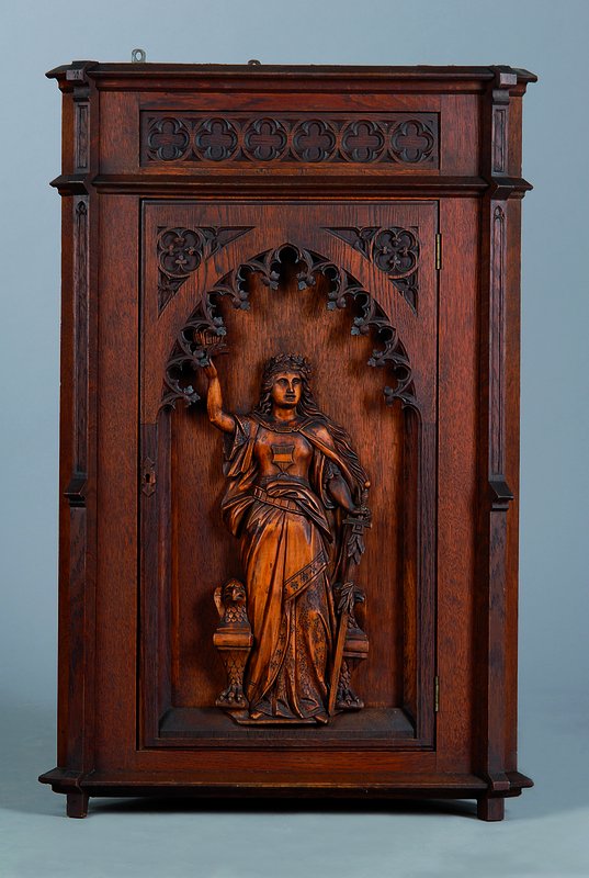 Kleiner Eckhängeschrank, dat. 1886, Eiche, reiche Schnitzereien, 1-türig, plastische Schnitzerei, st. Gebr.-Sp., ca. 84x55x31 cm