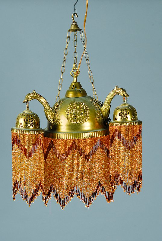 Deckenlampe, 2. H. 20. Jh., Messingmonturen im orientalischen Stil mit reichen Fransen-Abhängungen aus Glasperlensträngen, vier Brennstellen, ...