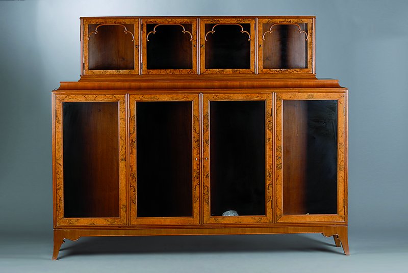 Vitrinenschrank, 30er Jahre, Nußbaum/Wurzelnußfurnier, gespiegelt verlegt, 8-türig verglast, 2-teilig, st. Gebr.-Sp., ca. 164x198x39 cm