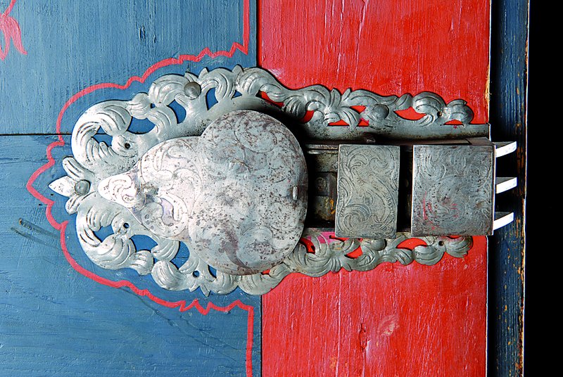 Detail a: Barockschrank, dat. 1719, Weichholz, bunt bemalt, 2-türig, Inlets getreppt m. reicher Bemalung in Form v. Obst, Lisenen mit Halbsäulen, Kopf ...