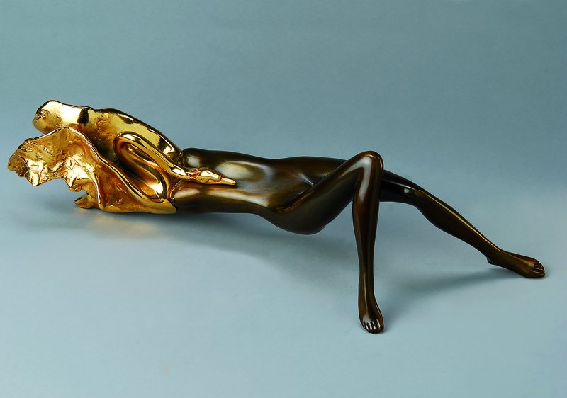 Bruno Bruni, geb. 1935 Gradara, Leda mit dem Schwan, Bronzeskulptur teilvergoldet, signiert und num. 33/250, ca. 50x16x11cm