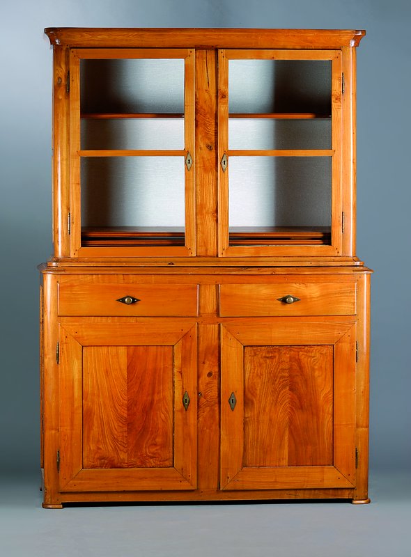 Aufsatzvitrine, deutsch, um 1840, Eschefurnier, 2-teilig, Unterteil mit Schubladen, Oberteil 2-türig verglast und versprosst, Teile ergänzt, ...
