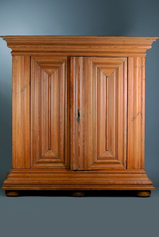 Frankfurter Wellenschrank, um 1750, Weichholz, 2-türig, Kassetten gewellt, Kopf vielfach getreppt, Fuß passig, 10 Einlegebretter, Alterssch., ...
