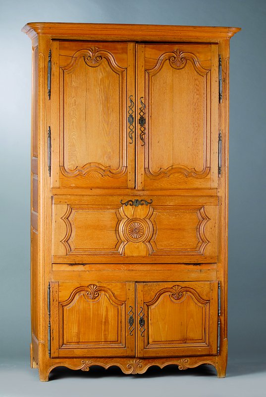 Lothringer Schrank, um 1770/80, Eiche massiv, 4-türig, mittig m. Klappe, Inlets getreppt, Volutenverzierung, Beschläge erneuert, Beine gekürzt, ...