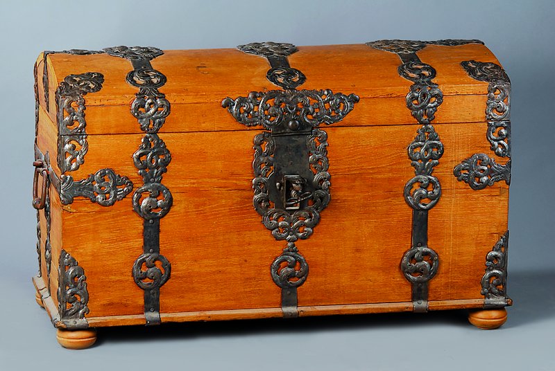 Buckeltruhe, um 1760, Eiche massiv, reiche Eisenbänderung, Kunstschmiedewerk in symmetrischen Rocaillen graviert, seitl. Eisengriffe, seltene ...