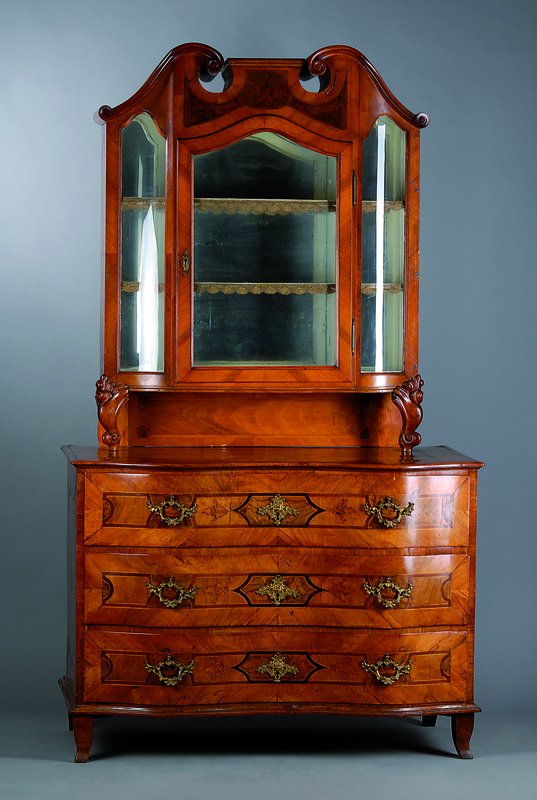 Aufsatzkommode, süddeutsch, um 1750, ursprünglich Hochzeitskommode, Nußbaum/Wurzelnußfurnier, Oberteil um 1850/60 dazugearbeitet, Unterteil ...