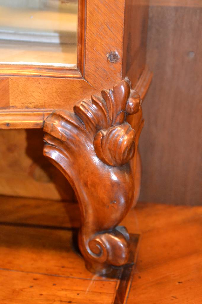 Detail b: Aufsatzkommode, süddeutsch, um 1750, ursprünglich Hochzeitskommode, Nußbaum/Wurzelnußfurnier, Oberteil um 1850/60 dazugearbeitet, Unterteil ...