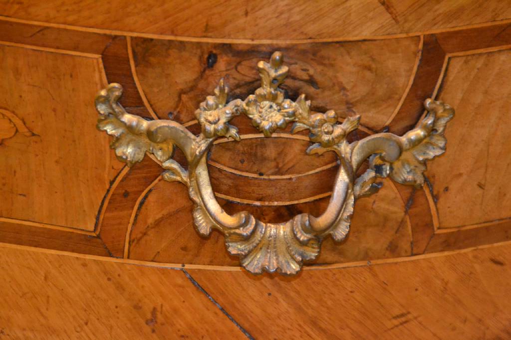 Detail c: Aufsatzkommode, süddeutsch, um 1750, ursprünglich Hochzeitskommode, Nußbaum/Wurzelnußfurnier, Oberteil um 1850/60 dazugearbeitet, Unterteil ...