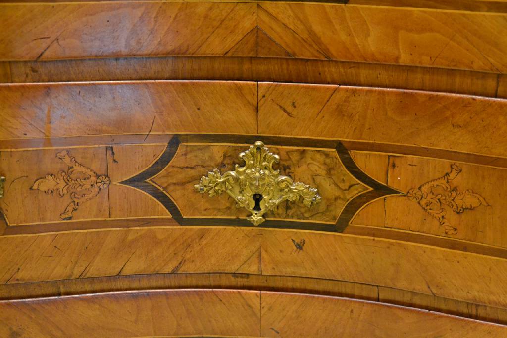 Detail d: Aufsatzkommode, süddeutsch, um 1750, ursprünglich Hochzeitskommode, Nußbaum/Wurzelnußfurnier, Oberteil um 1850/60 dazugearbeitet, Unterteil ...