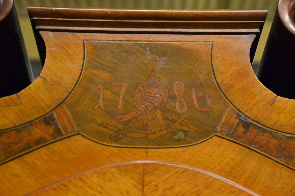 Detail e: Aufsatzkommode, süddeutsch, um 1750, ursprünglich Hochzeitskommode, Nußbaum/Wurzelnußfurnier, Oberteil um 1850/60 dazugearbeitet, Unterteil ...