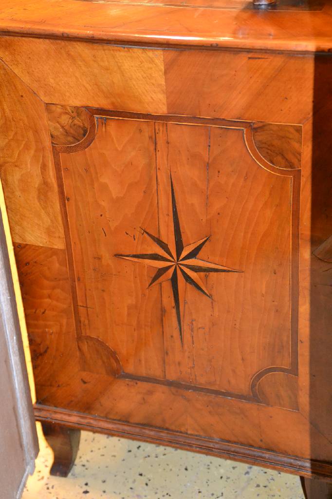 Detail f: Aufsatzkommode, süddeutsch, um 1750, ursprünglich Hochzeitskommode, Nußbaum/Wurzelnußfurnier, Oberteil um 1850/60 dazugearbeitet, Unterteil ...