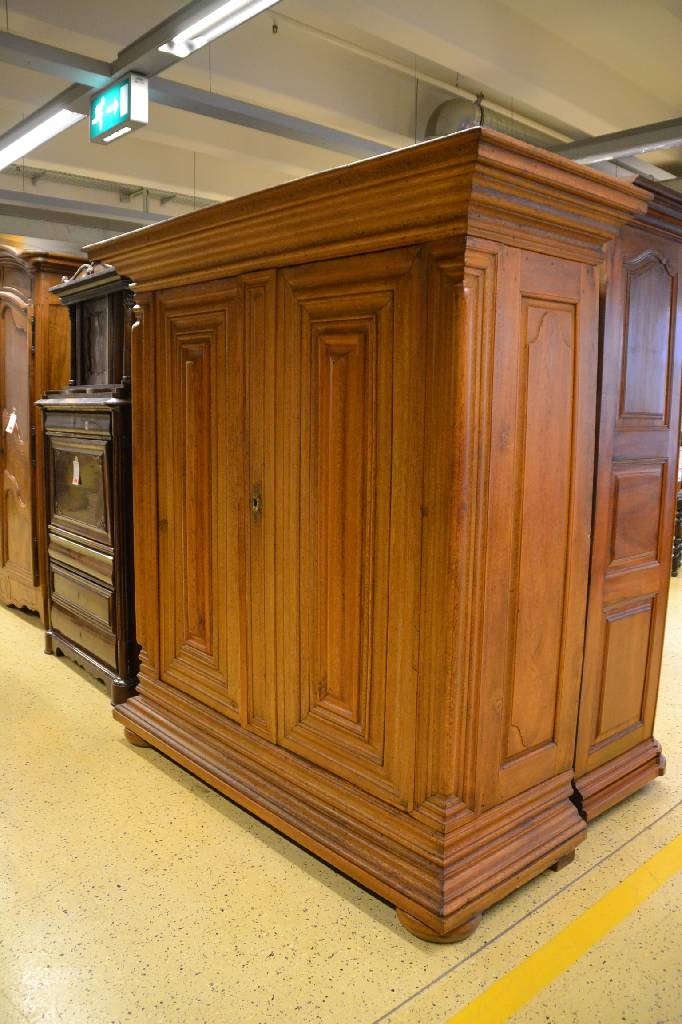Detail a: Frankfurter Ecknasenschrank/ Wellenschrank, um1750/60, Eiche massiv, 2-türig, Ecken mit angedeuteten Nasen, Mittelteil kissenartig ausgearbeitet mit ...