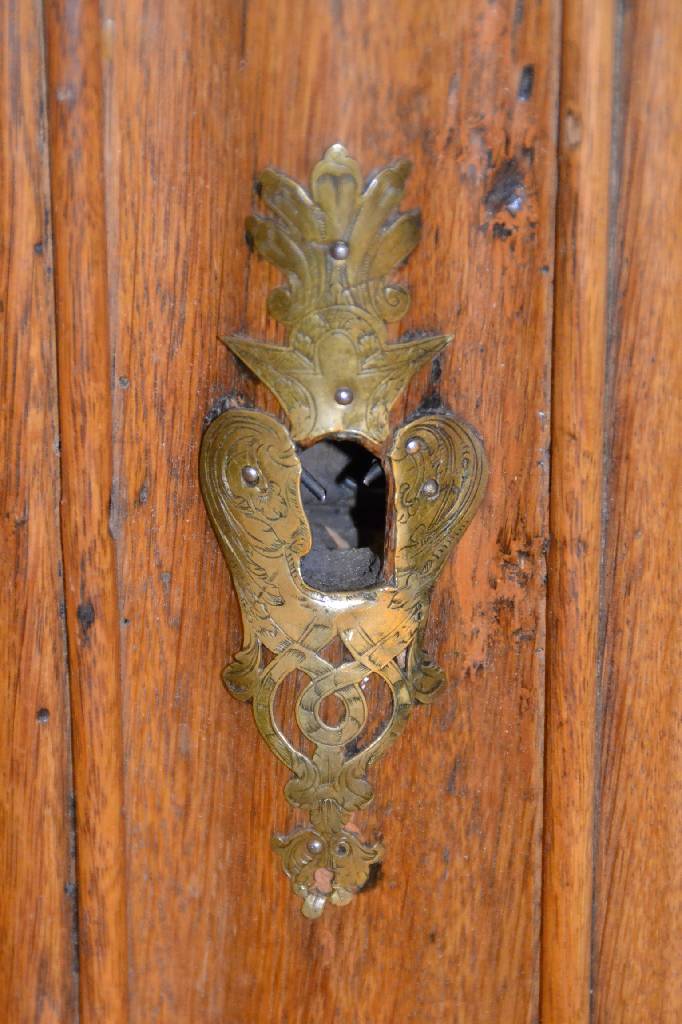 Detail c: Frankfurter Ecknasenschrank/ Wellenschrank, um1750/60, Eiche massiv, 2-türig, Ecken mit angedeuteten Nasen, Mittelteil kissenartig ausgearbeitet mit ...