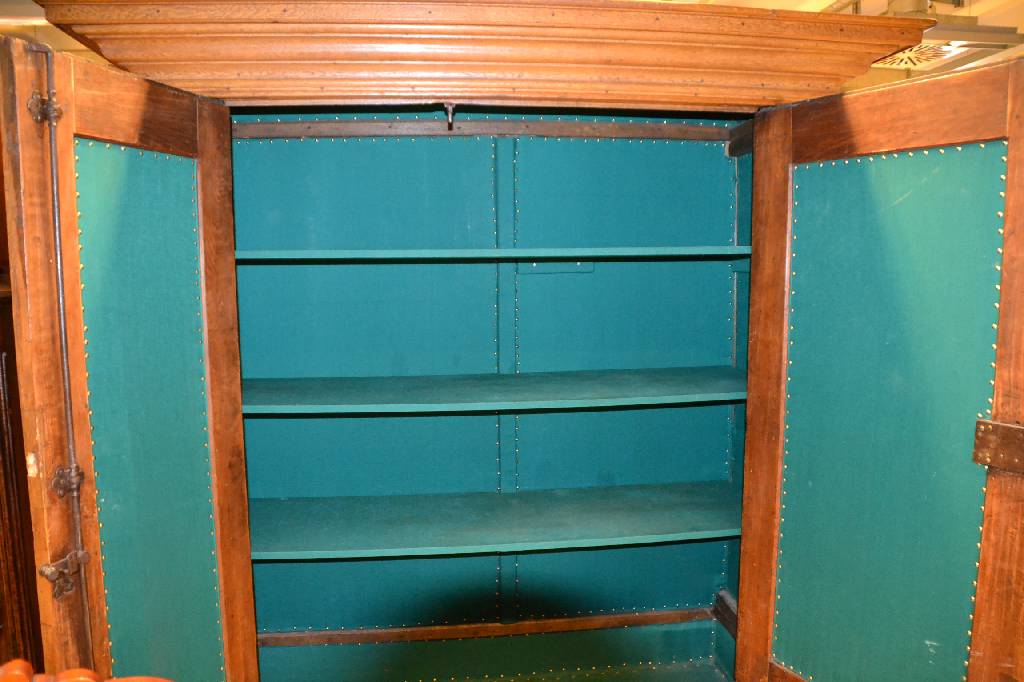 Detail d: Frankfurter Ecknasenschrank/ Wellenschrank, um1750/60, Eiche massiv, 2-türig, Ecken mit angedeuteten Nasen, Mittelteil kissenartig ausgearbeitet mit ...