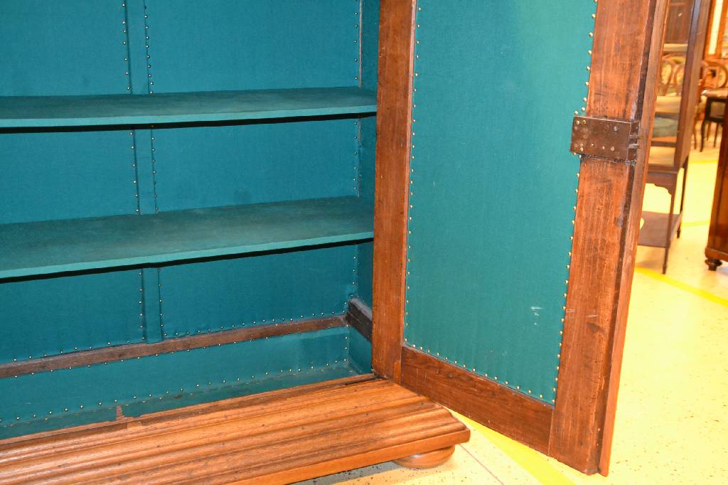 Detail e: Frankfurter Ecknasenschrank/ Wellenschrank, um1750/60, Eiche massiv, 2-türig, Ecken mit angedeuteten Nasen, Mittelteil kissenartig ausgearbeitet mit ...