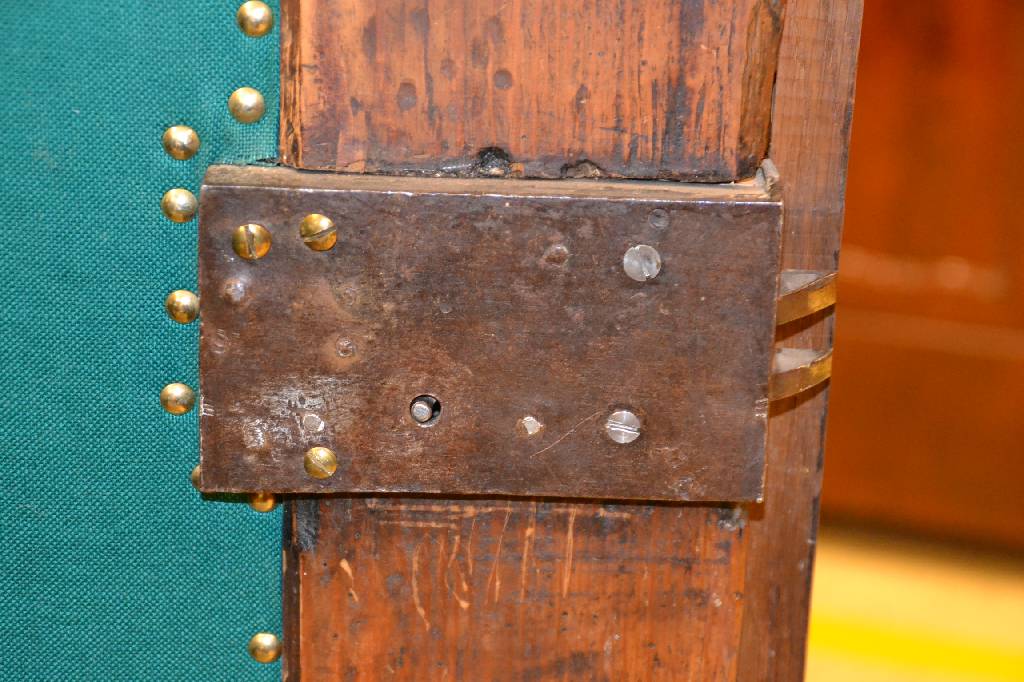 Detail f: Frankfurter Ecknasenschrank/ Wellenschrank, um1750/60, Eiche massiv, 2-türig, Ecken mit angedeuteten Nasen, Mittelteil kissenartig ausgearbeitet mit ...