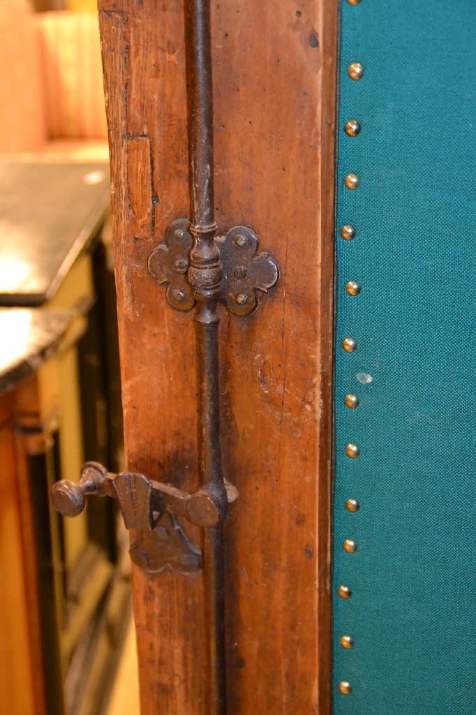 Detail g: Frankfurter Ecknasenschrank/ Wellenschrank, um1750/60, Eiche massiv, 2-türig, Ecken mit angedeuteten Nasen, Mittelteil kissenartig ausgearbeitet mit ...