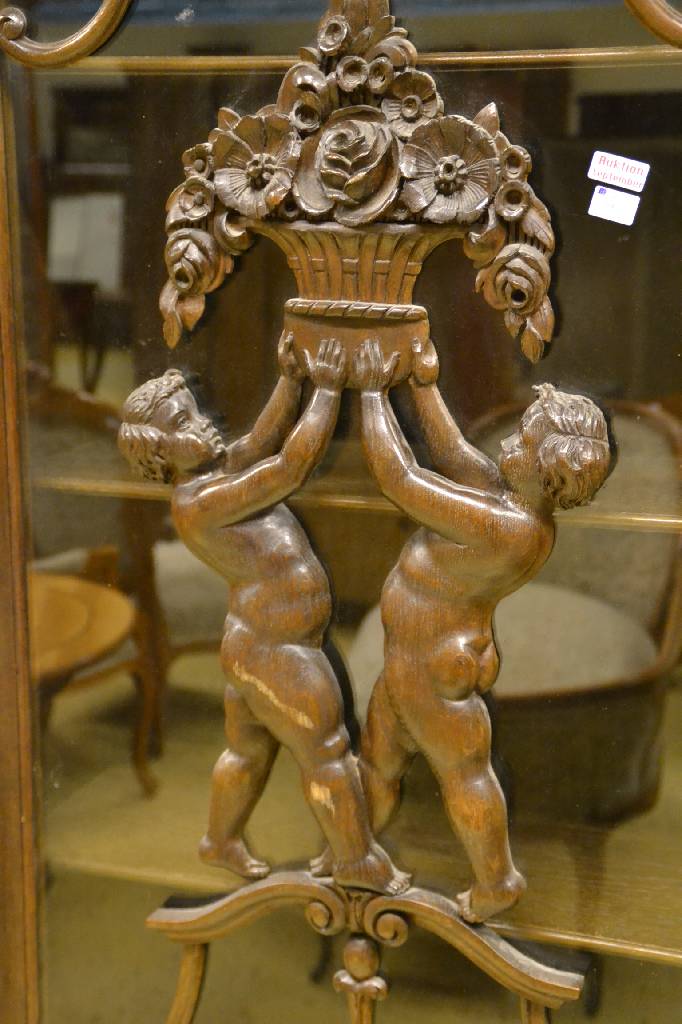 Detail c: Bücherschrank, deutsch, um 1910, Eiche massiv, aufwendige Schnitzereien, Lisenen mit vollplastischen Putti, Kopf vielfach getreppt,3-türig, 1 Tür ...