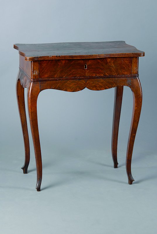 Beistelltisch, um 1850/60, Nußbaumfurnier, 1schübig, reiche Inneneinteilung, Beine geschweift, ohne Schloss, Alterssch., Furniersch., ca. 72x61x42 ...