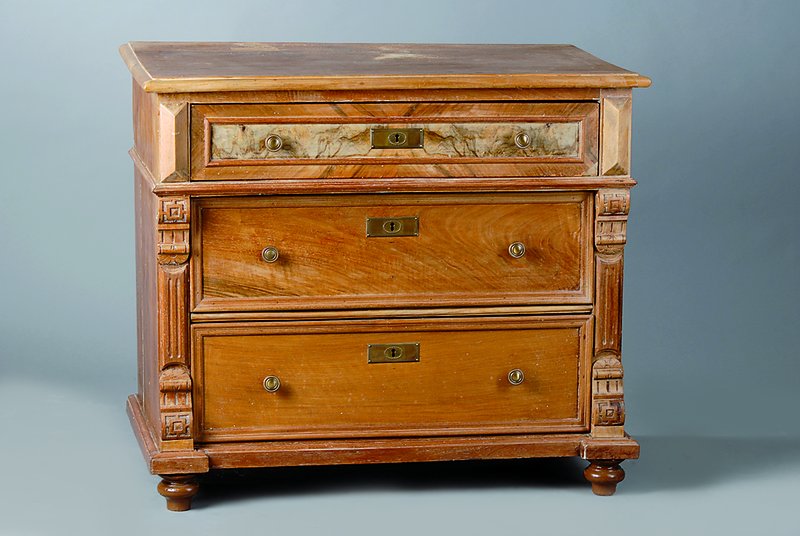 Kommode, Gründerzeit, um 1880, Buche/Nußbaum, 3-schübig, Lisenen gerieft, schwundrissig, Überholung empf., ohne Schlüssel, ca. 82x95x52cm